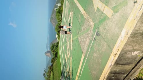 Vídeo vertical de casal de mãos dadas revelando o belo mirante do Rio de Janeiro, Brasil