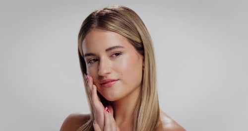 Cuidado de la piel, pensamiento y mujer en estudio con maquillaje, cosmética orgánica y natural para dermatología