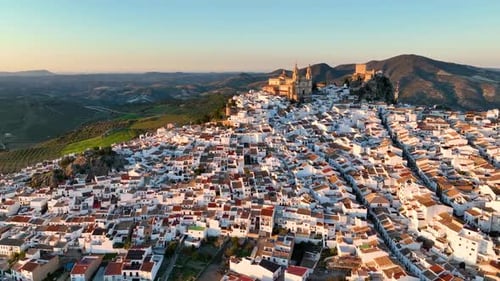 Vista aérea del Castillo de Olvera, que se alza sobre un pueblo blanco en Olvera, provincia de Cádiz, España