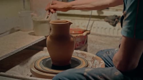Potter peignant la cruche en argile, décoration créative, un homme adulte peint son produit artisanal