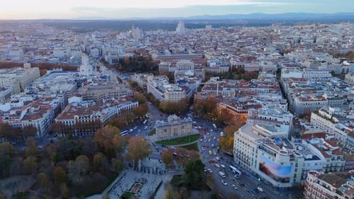 Vistas aéreas do pôr do sol de Madri sobre a Puerta De Alcal
