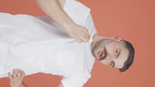 Vidéo verticale de La température élevée de l'air étouffe l'homme.