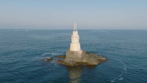 Netter kleiner Leuchtturm im Meer