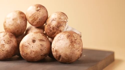Frische Champignons auf einem Schneidebrett