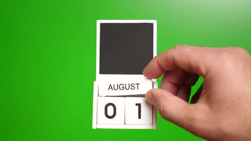 1. Kalender mit dem Datum 1. August auf grünem Hintergrund. Abbildung für ein Ereignis an einem bestimmten Tag