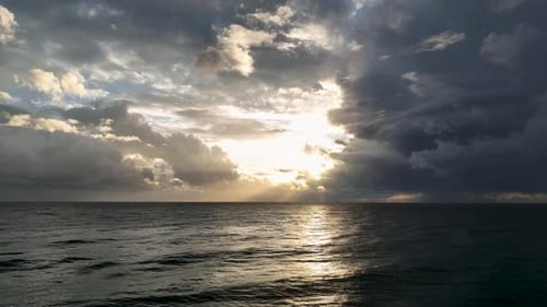 Vol aérien au-dessus de la mer, coucher du soleil, prise de vue aérienne, glissement de la surface de l'océan au coucher du soleil, heure dorée