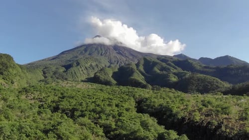 Zumbido del volcán de la montaña Merapi, Indonesia