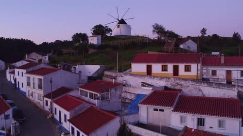 Vue aérienne du charmant village de moulins à vent au lever du soleil, Odeceixe, Portugal.