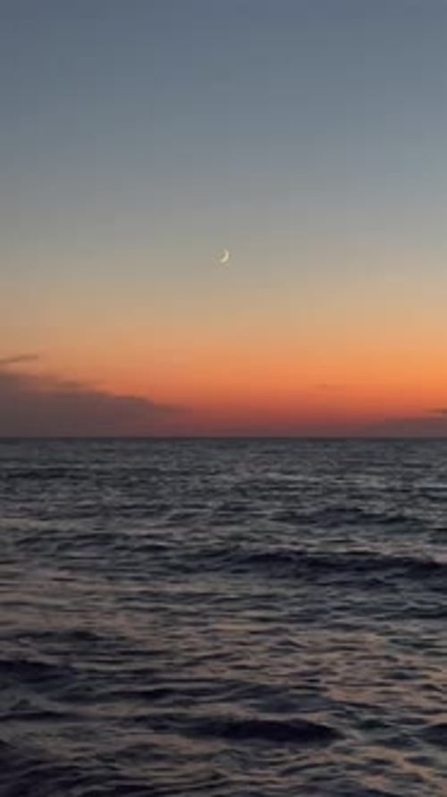 Der Mond über dem Meer