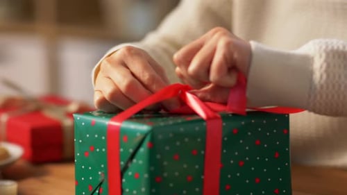 Feiertags-, Neujahrs- und Weihnachtskonzept — Geschenkbox zum Verpacken von Hand und
