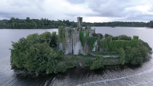 Vue aérienne du château de Mc Dermott, comté de Roscommon, Irlande