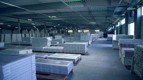 À l'intérieur du grand entrepôt où sont entreposés les matériaux. Portes prêtes à l'emploi emballées