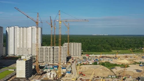 Grúas de construcción y edificios en construcción