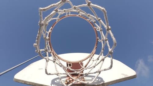 Atemberaubendes Basketballtor, das die perfekte Flugbahn und den Swish-Effekt hervorhebt