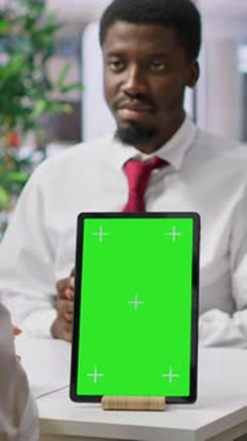 Vidéo verticale : une équipe de recruteurs interviewant un candidat à un poste à côté de l'écran Chroma Key