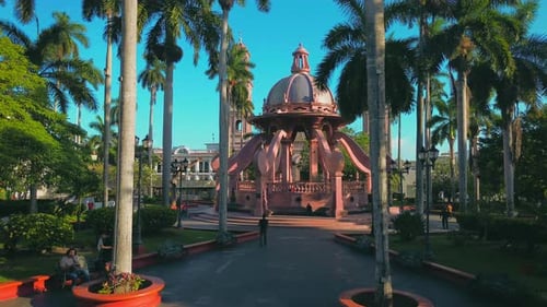 Kiosque Pink Octopus et chariot aérien de la cathédrale de Tampico en angle bas