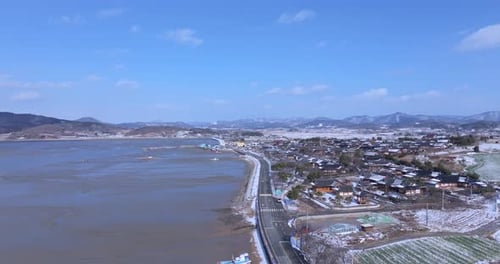 Vista aérea da vila de Snowy Jupo Hanok e da estrada costeira de Hampyeong
