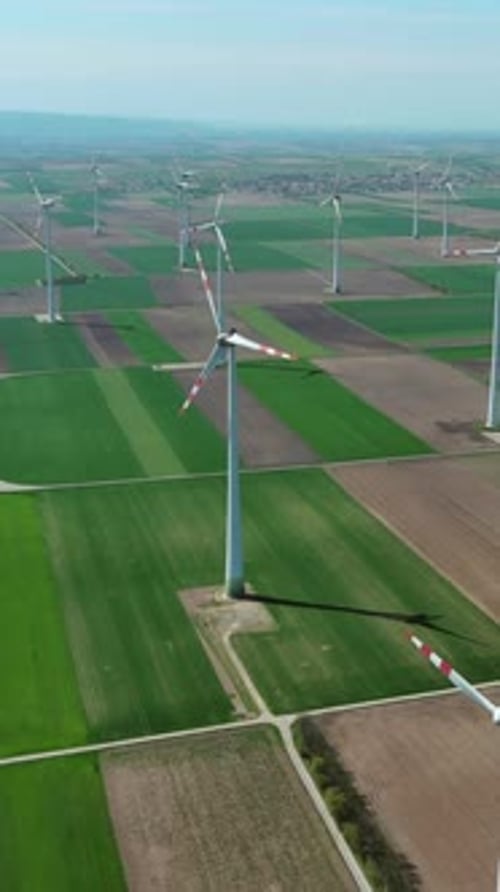 Windturbinen und landwirtschaftliche Felder