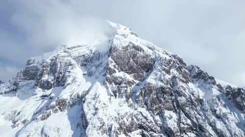 Vue arrière des montagnes enneigées de Fronalpstock, Glaris, Suisse