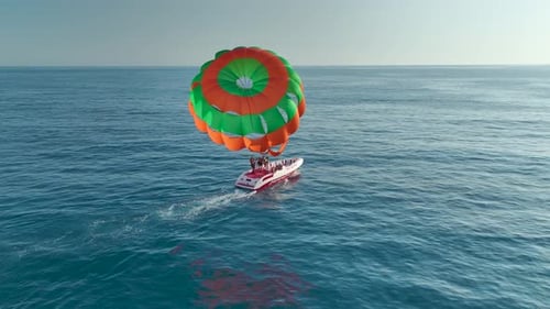 Luftaufnahme Golden Hour Glide Parasailing im warmen Sonnenuntergang am Mittelmeer
