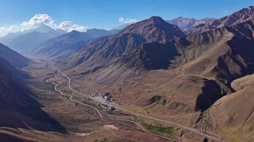 Belle route de la vallée de la montagne vue d'en haut avec un paysage serein et pittoresque