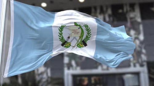Drapeau ondulé du Guatemala dans le vent agitant le drapeau officiel 4K