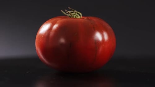 Bunte Bio-Tomaten, gemischte Tomaten, Hintergrund, verschiedene Sorten von geschnittenen Tomaten, Ansicht von oben