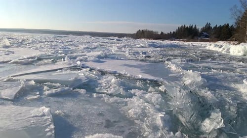 De nombreuses formations de glace à la surface de l'eau, des icebergs d'hiver, un océan gelé.