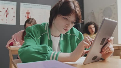 Fille utilisant une tablette pendant la leçon
