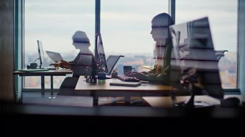 Silhuetas de escritórios corporativos ocupados no Cityscape Window Closeup Pessoas trabalhando