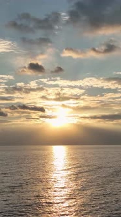 Vidéo verticale Superbe coucher de soleil sur la mer Méditerranée avec des couleurs dorées et des vagues sereines