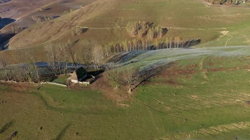 Vol au-dessus d'un refuge de montagne isolé rural en automne avec toit de chaume