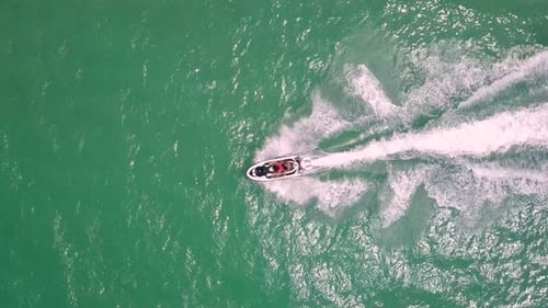 Jetski in offenen Gewässern - Luftaufnahmen