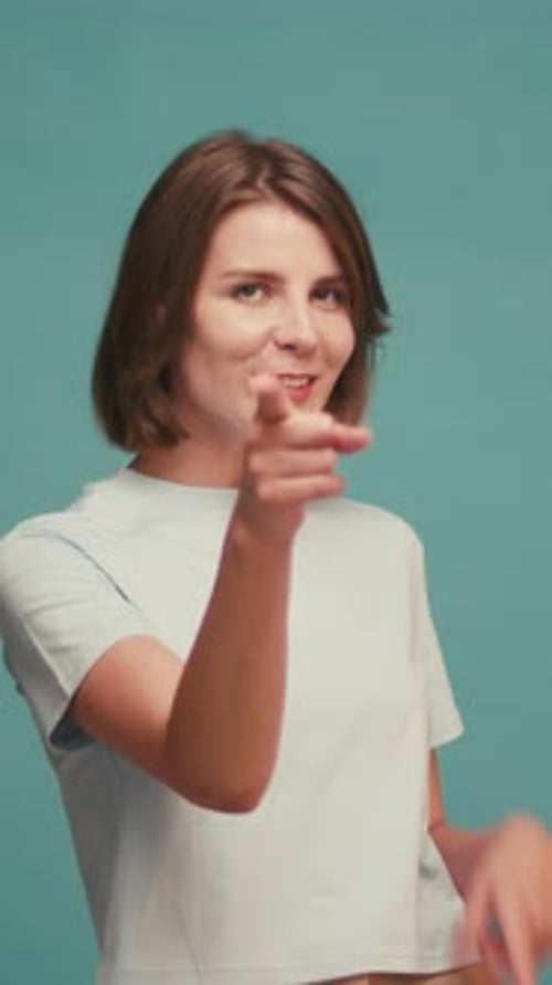 Portrait d'une jolie femme hispanique drôle et joyeuse vous faisant un clin d'œil
