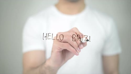 Hallo Brasilien, Mann schreibt auf transparentem Bildschirm