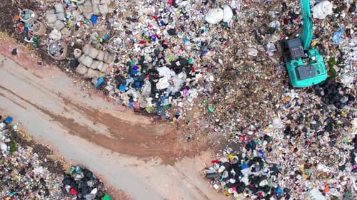 Drone survolant un énorme tas de déchets