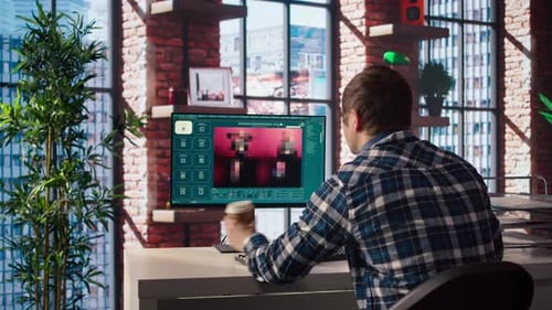 Homem no espaço de trabalho de um apartamento usando software de IA transformando mensagens de texto em fotos