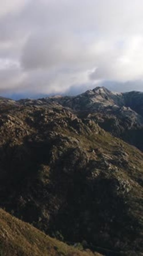 Vertikales Video der atemberaubenden Luftaufnahme von Mountain Peak