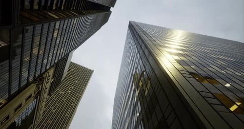 Los rascacielos modernos se elevan en una ciudad durante los cielos nublados