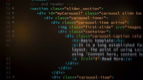 Le développeur parcourt le code HTML sur l'écran de l'ordinateur. Code de programmation de défilement de code de page Web HTML