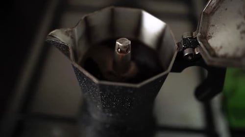 Cómo servir café con una cafetera Moka Pot: preparación de espresso recién hecho