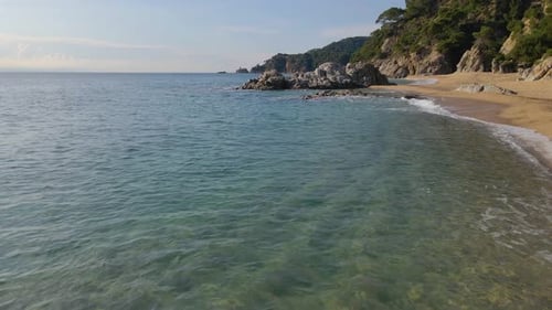 praia mediterrânea paradisíaca águas azuis turquesas sem pessoas vista aérea drone spain catalunya co