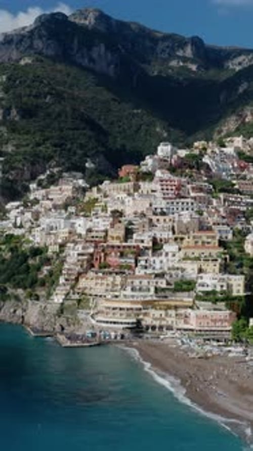 Vidéo verticale de la ville balnéaire la plus emblématique et la plus pittoresque d'Italie. Village de Positano
avec