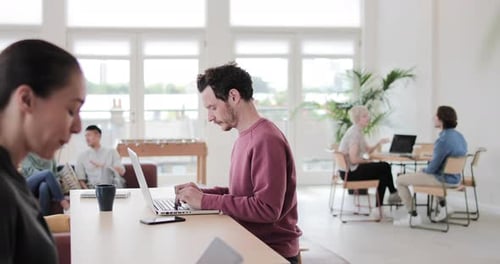 Homme indépendant travaillant dans un espace de coworking