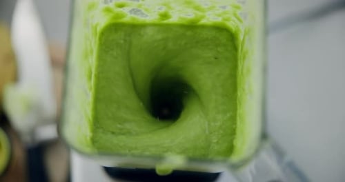 House, Mixer und grüner Smoothie mit Nährwerten, oben und Diät zur Gewichtsreduktion