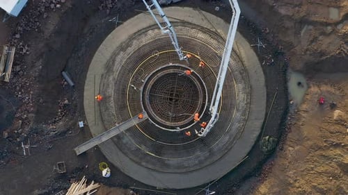 Verter hormigón en la base de una turbina eólica durante la construcción, vista de arriba hacia abajo