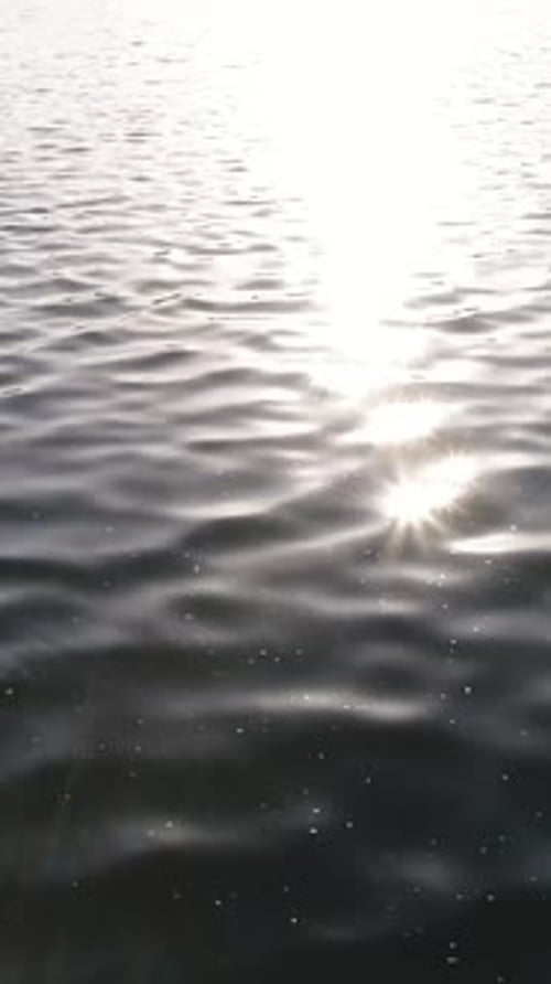 Vidéo verticale : eau avec rayons de soleil