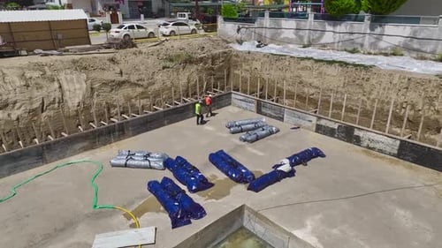 Inicio de la construcción con vista aérea: estudio de los planes que dan forma a la base aislante de barras