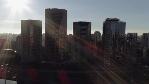 Vista aérea da Marginal Pinheiros, da ponte Estaiada e dos edifícios, São Paulo, Brasil