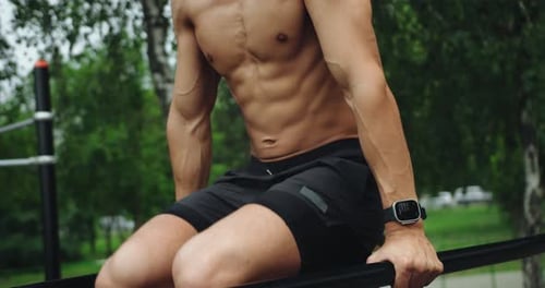 Sportsman Strong Guy Bodybuilder fait des tractions, exercices de pompage des biceps et des bras